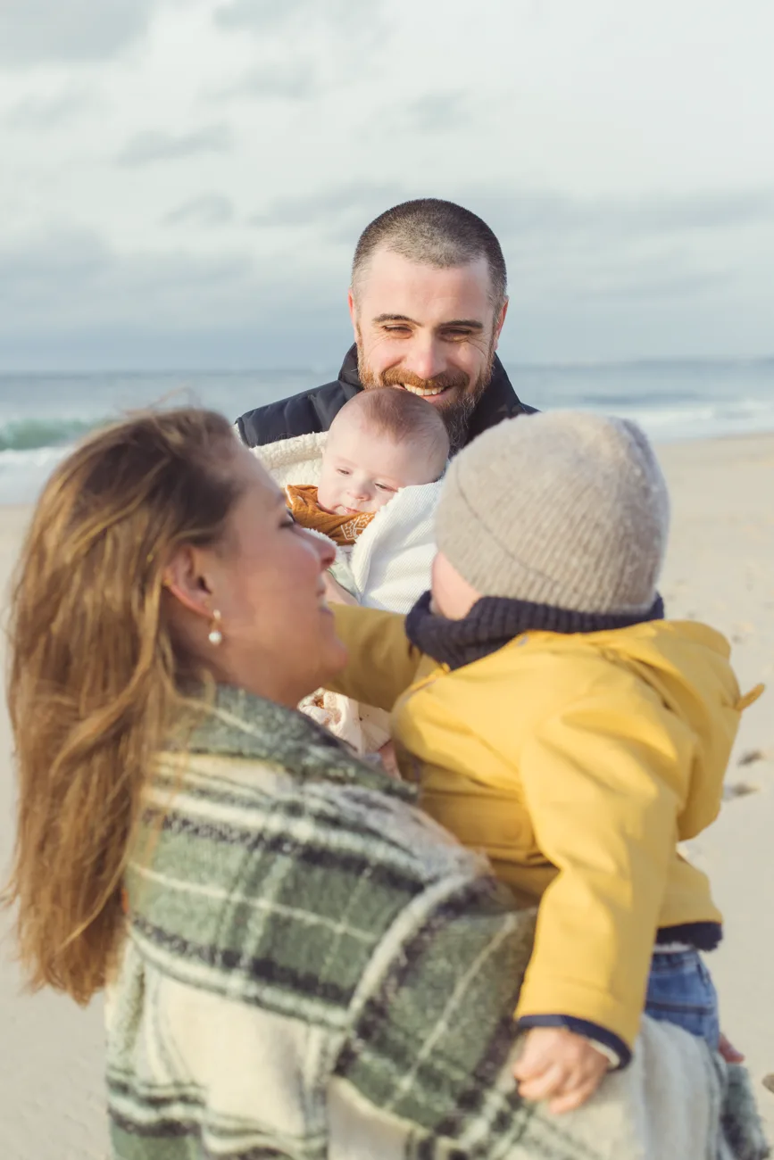 Séance photo de famille à la plage — parents et bébé, Amour et Lumière