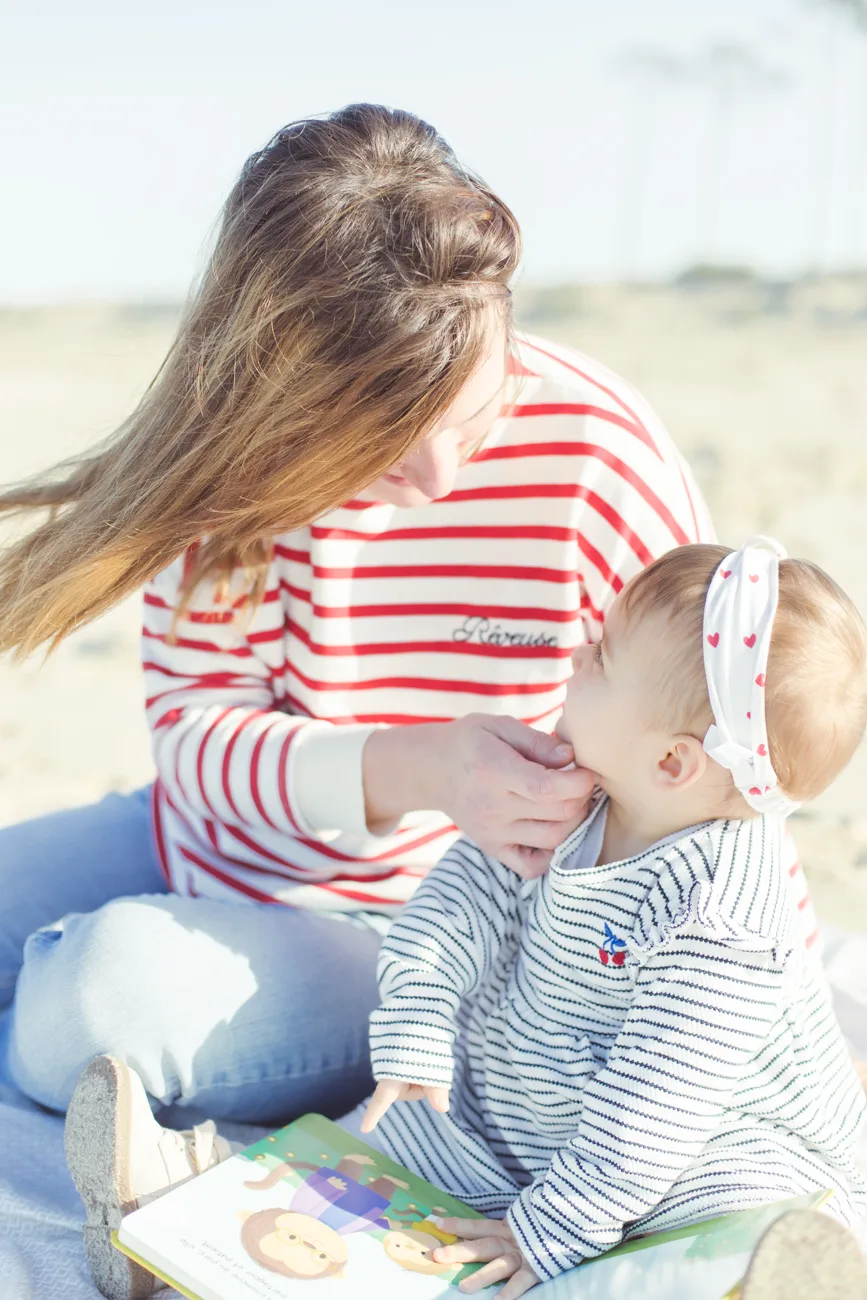 Séance photo bébé à la plage — maman et bébé, Amour et Lumière