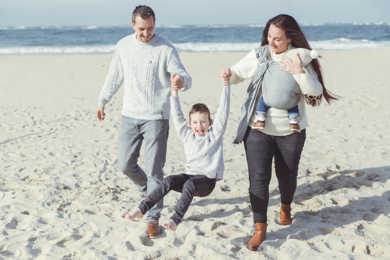Séance photo de famille à la plage — promenade au bord de l'eau, Amour et Lumière